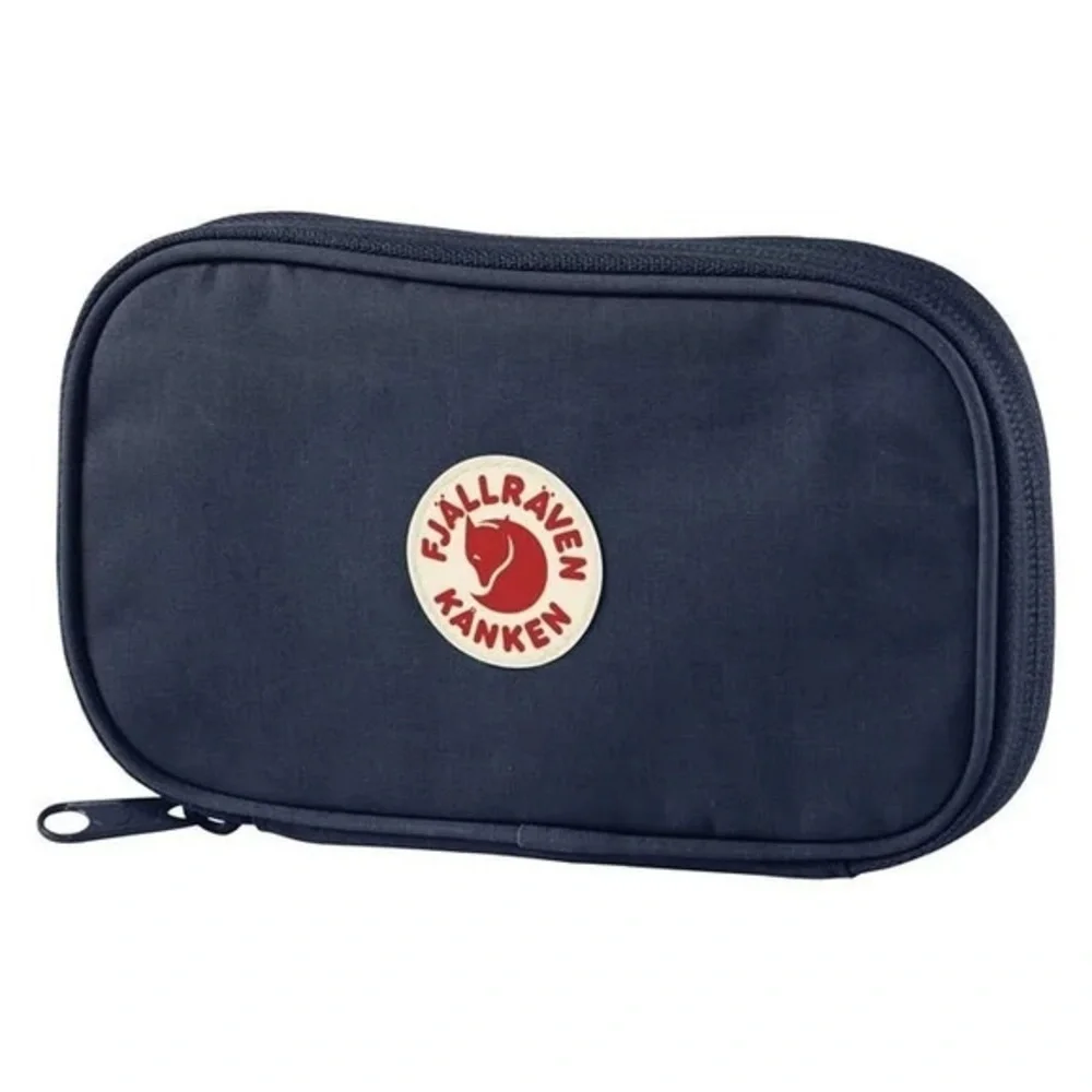 KÅNKEN TRAVEL WALLET Navy